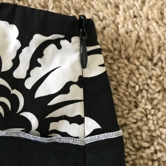 Black and white flower skirt - Picture 3 of 4
